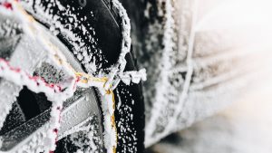 Les chaînes ou les chaussettes à neige sont incontournables pour votre voiture